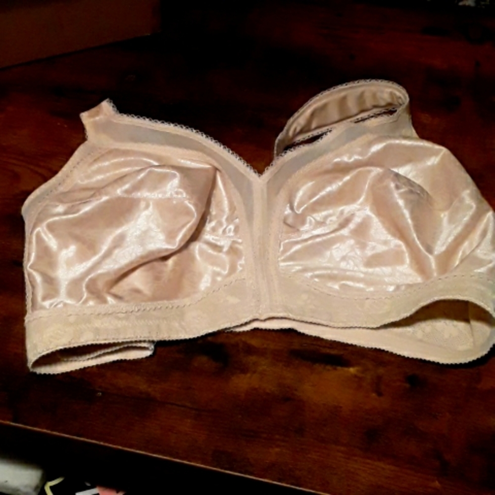Playtex 48C Beige Lace Beautiful Unpadded Wirefree Padded Straps Bra